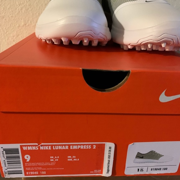 Nike shoes - Picture 8 of 8